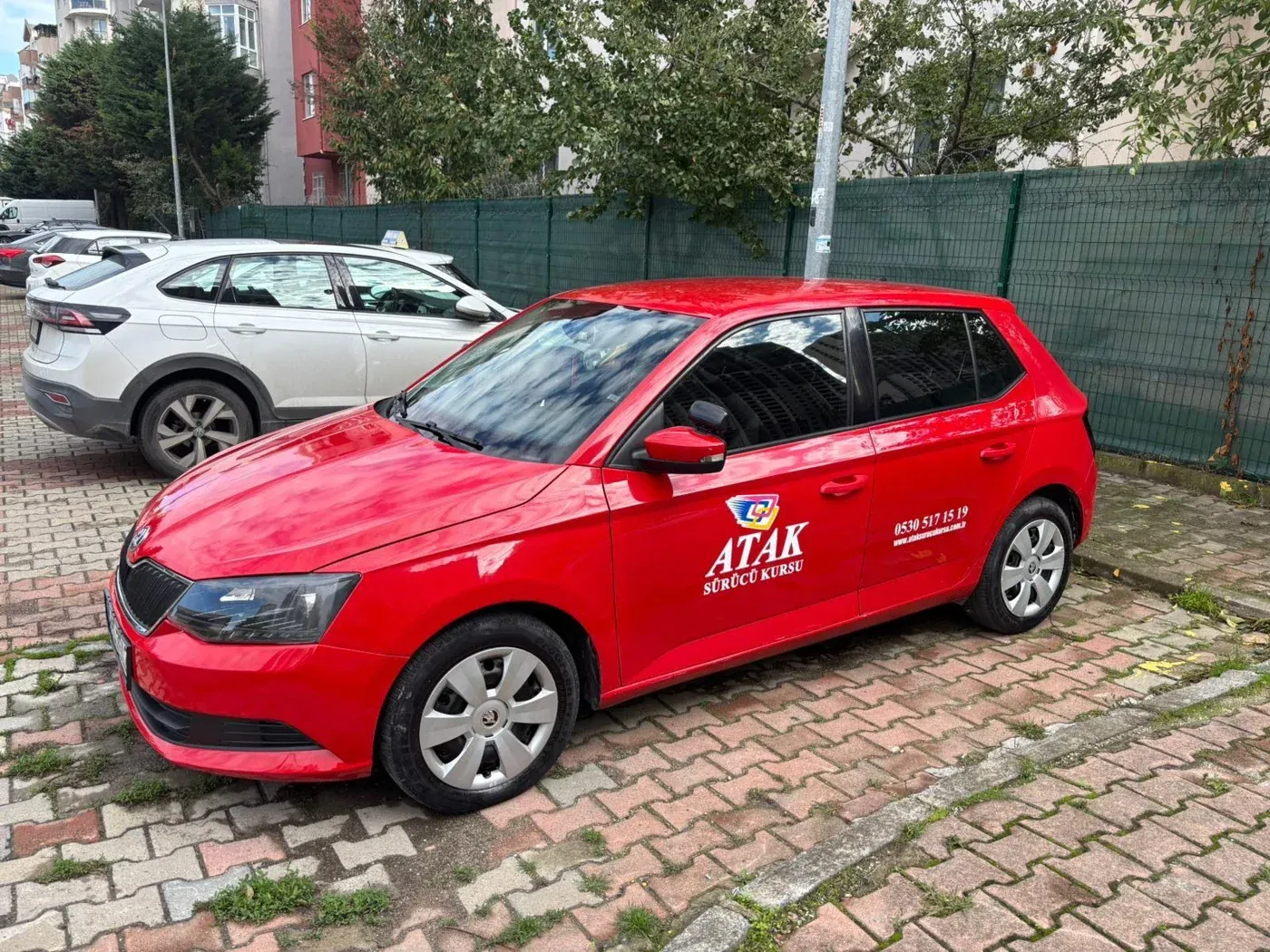Atak Sürücü Kursu kırmızı direksiyon eğitim otomobili