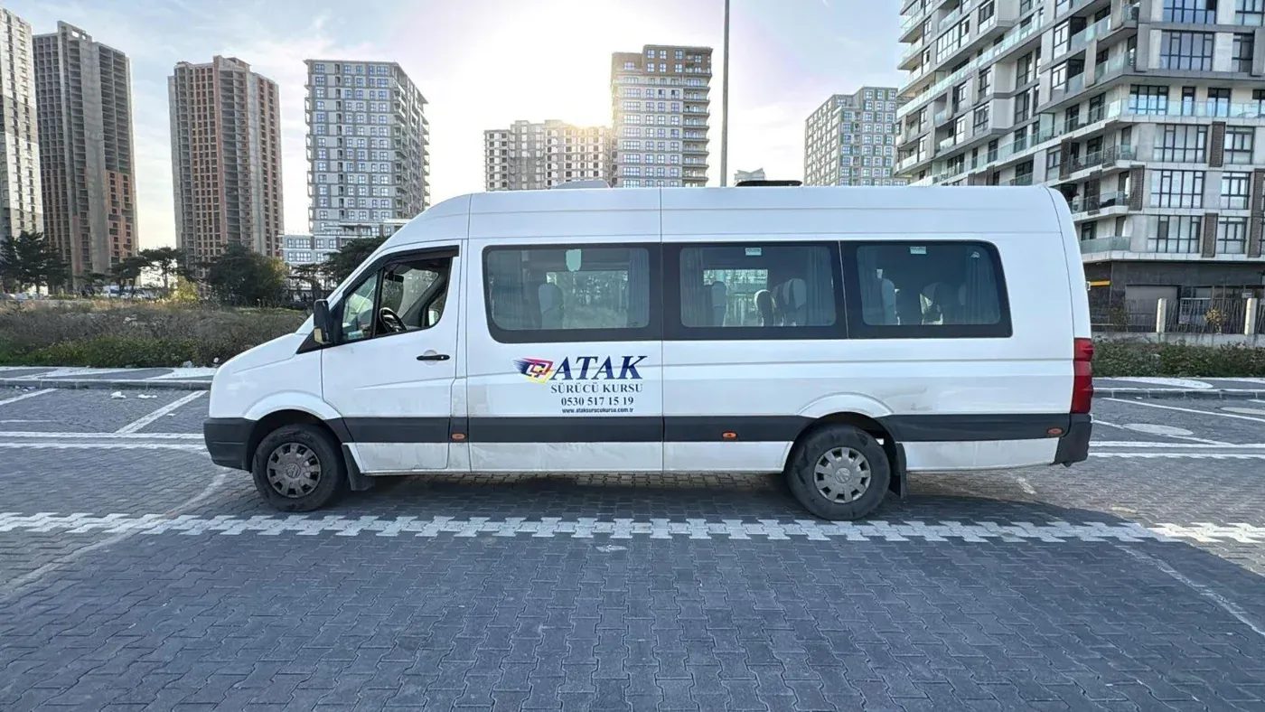 Atak logolu eğitim minibüsü