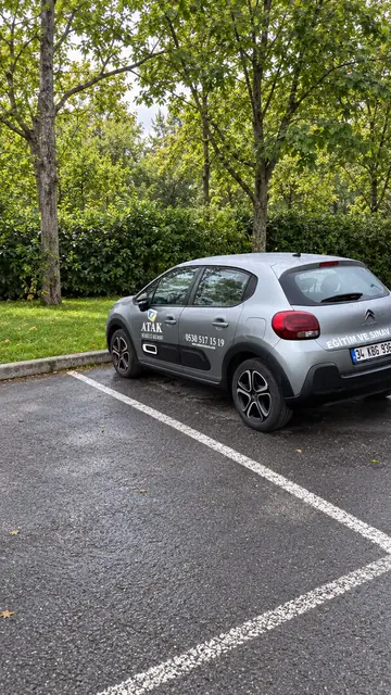 Park alanında Atak Sürücü Kursu Citroën C3 eğitim ve sınav aracı