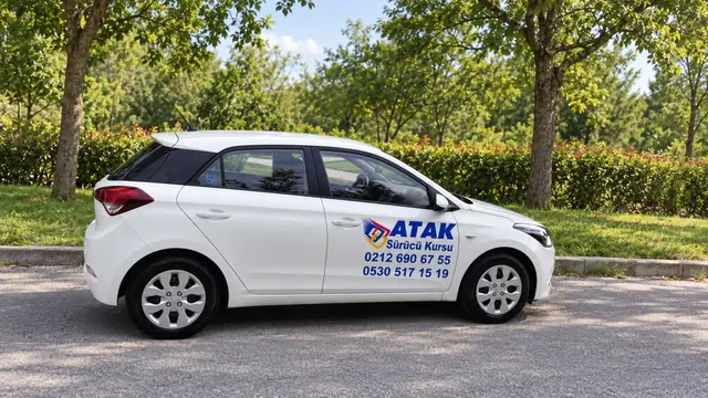 Atak Sürücü Kursu logolu Hyundai i20 B sınıfı ehliyet eğitim otomobili