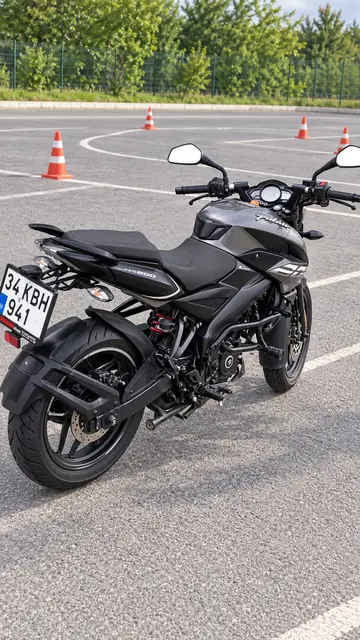 Dubalarla hazırlanmış motosiklet eğitim parkurunda eğitim motosikleti