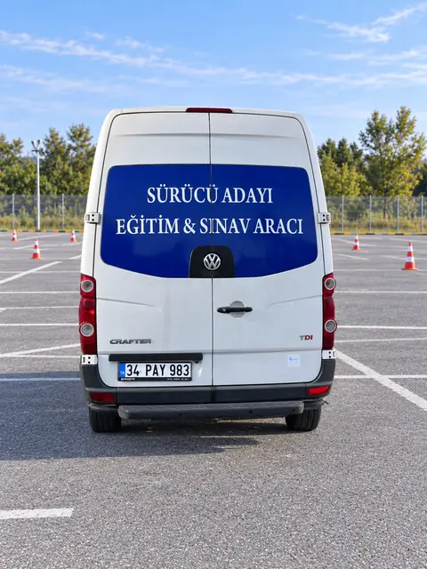 Arka camında Sürücü Adayı Eğitim ve Sınav Aracı yazan Volkswagen Crafter